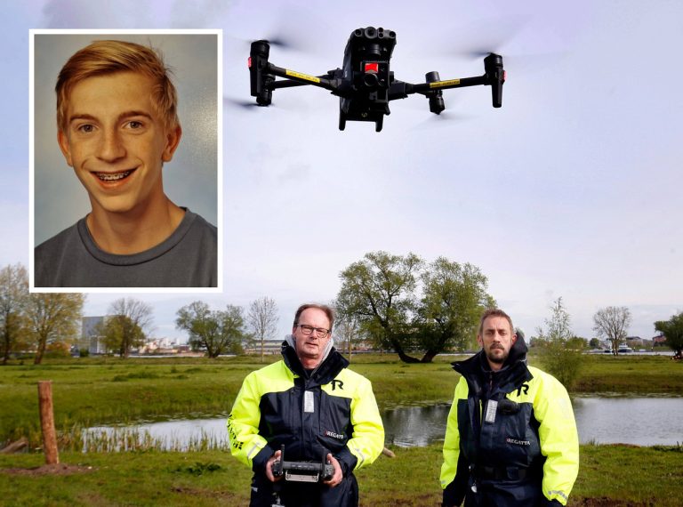 Pave (rechts) en mede-vrijwilliger Luc van het Nationaal Drone Team zoeken zaterdag weer naar Yoran Krol (inzet). © COR DE KOCK / (inzet: Politie)